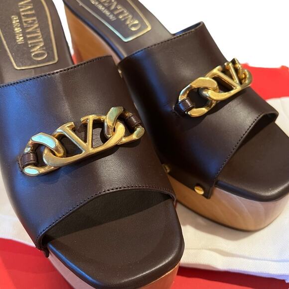 VALENTINO V Logo Chain Open Toe Platform Mules Brown Leather Wooden Heel 8.5 NEW - Picture 6 of 15